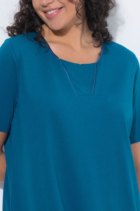 Рокля със сатенени акценти