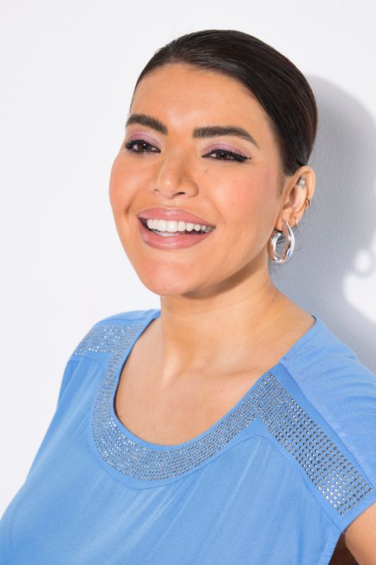 Тениска с декоративни камъчета