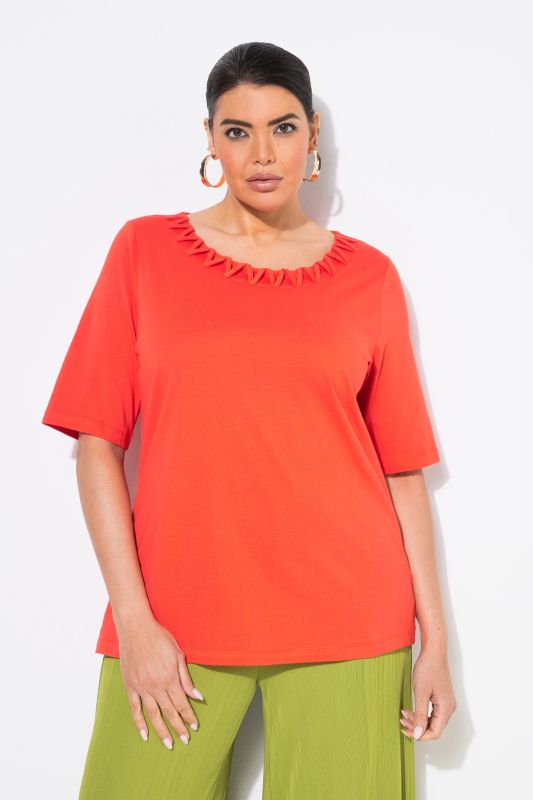 Тениска с мъниста на деколтето