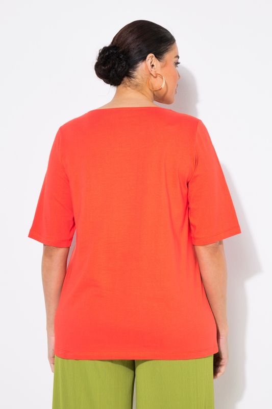 Тениска с мъниста на деколтето