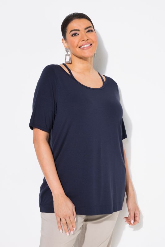 Тениска с изрязано деколте