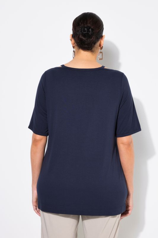 Тениска с изрязано деколте