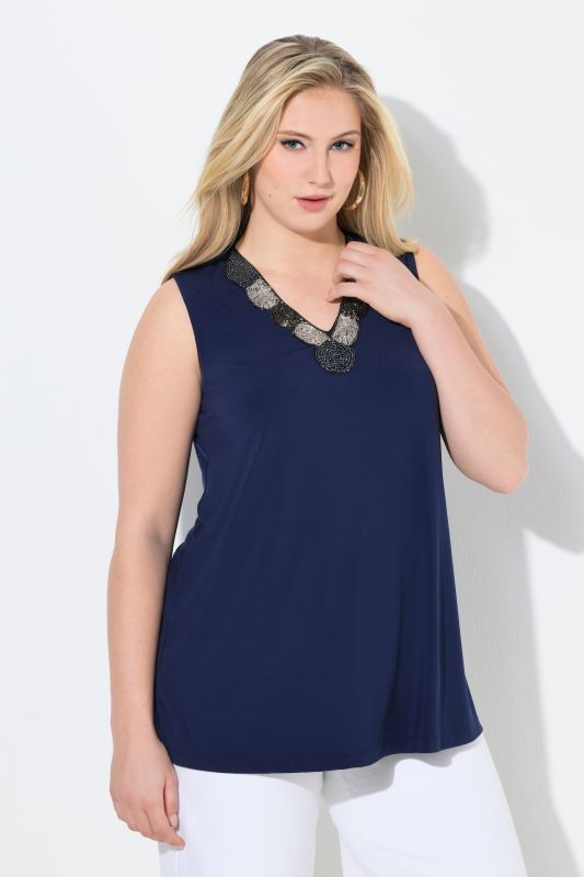 Потник с мъниста на деколтето