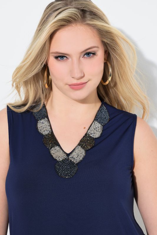 Потник с мъниста на деколтето