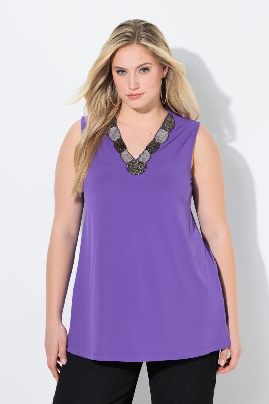 Потник с мъниста на деколтето