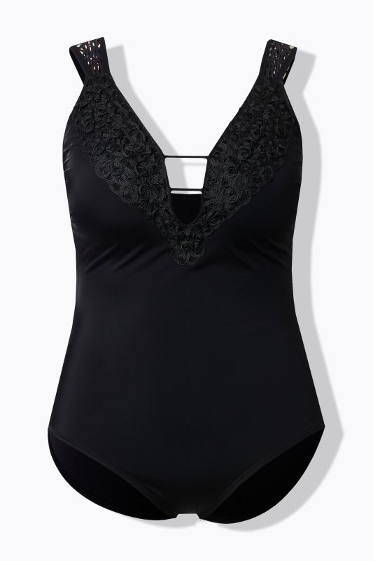 Бански с дантелен акцент