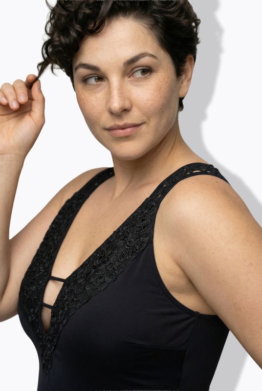 Бански с дантелен акцент