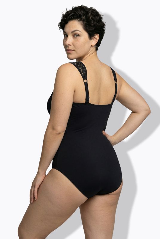 Бански с дантелен акцент