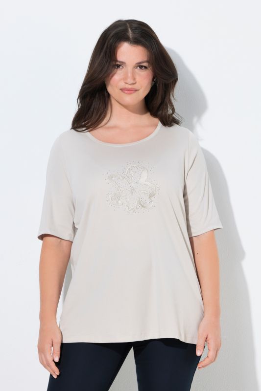 Блуза с бродирано цвете