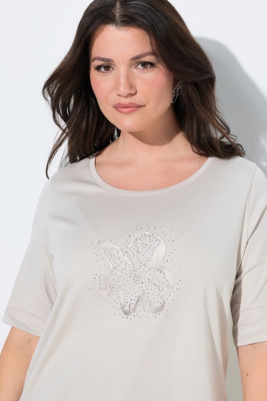 Блуза с бродирано цвете