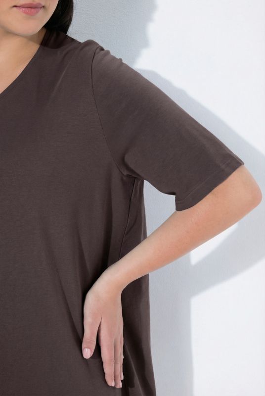 Essential V-Neck Stretch Tee