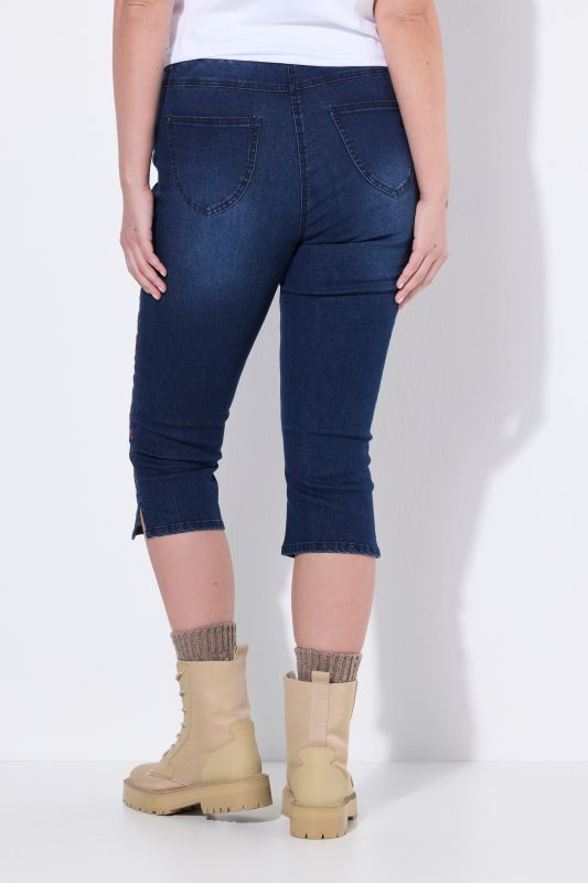 Floral Embroidered Stretch-Fit Denim Capris