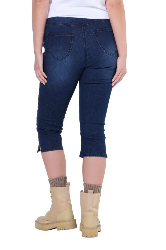 Floral Embroidered Stretch-Fit Denim Capris