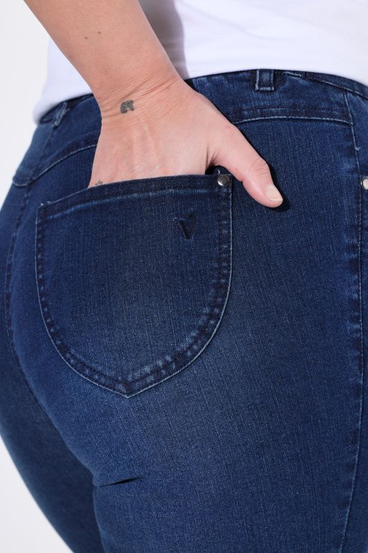 Floral Embroidered Stretch-Fit Denim Capris