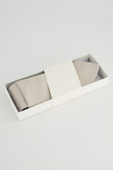 Tie and pocket square set