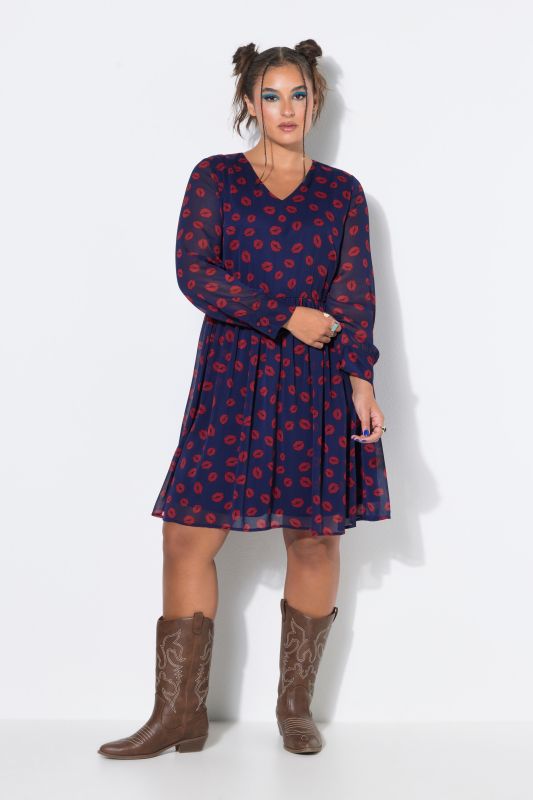 Рокля с принт на целувки