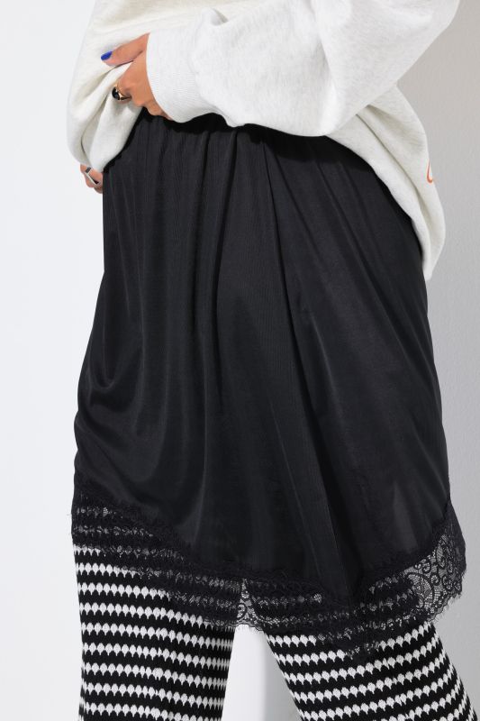 Asymmetric Elastic Waist Lace Trim Skirt