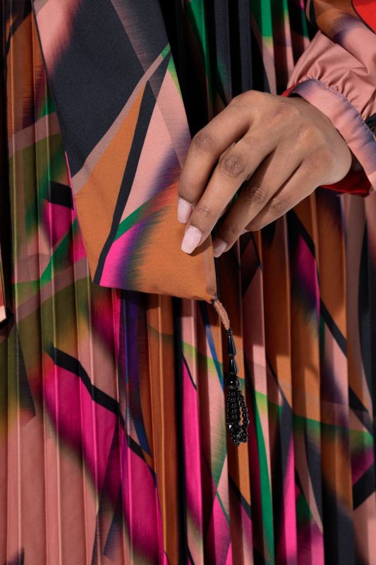 Рокля плисирана с принт на листа