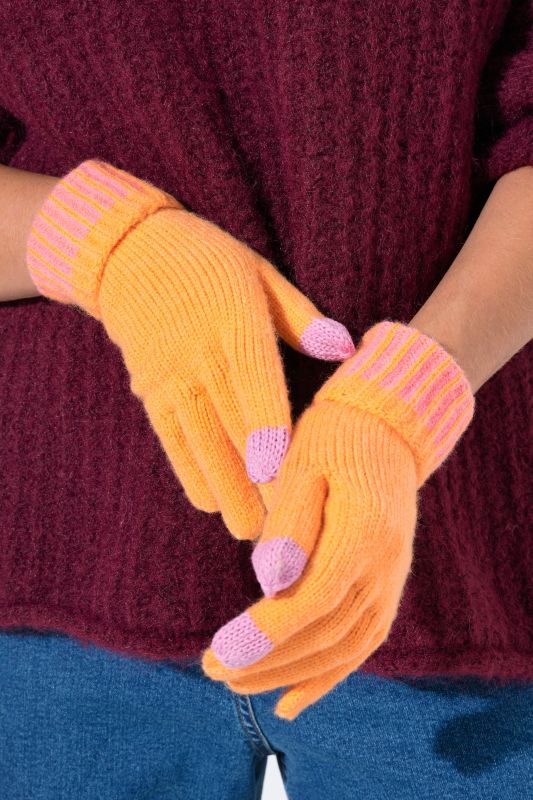 Knitted gloves