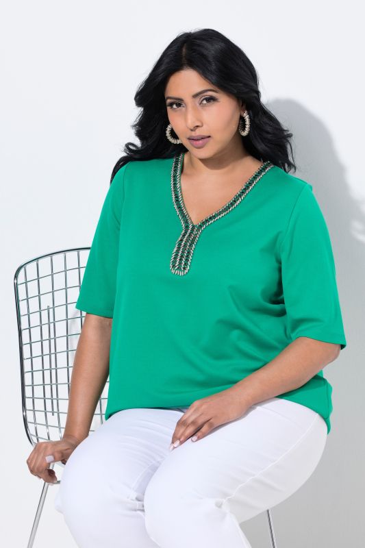 Тениска с мъниста на деколтето