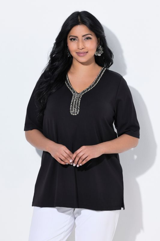 Тениска с мъниста на деколтето