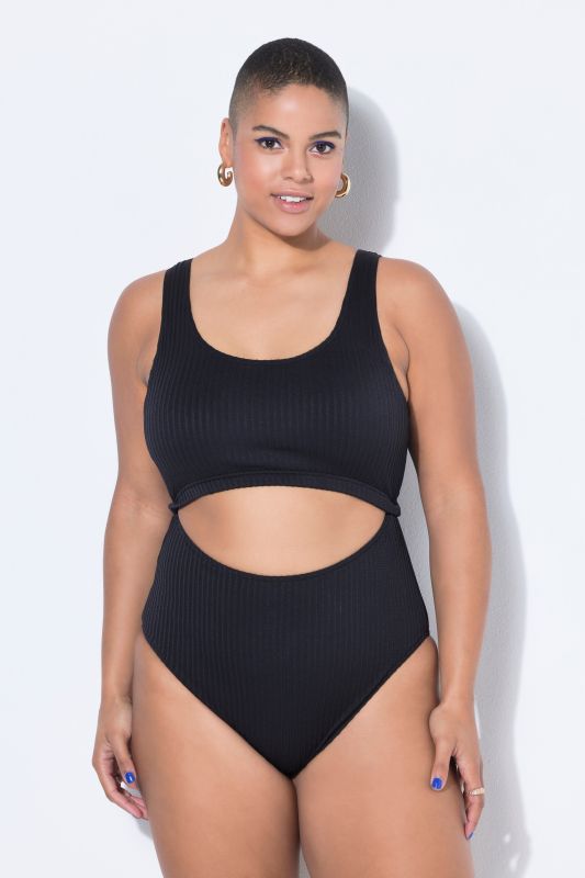 Бански с изрязан акцент