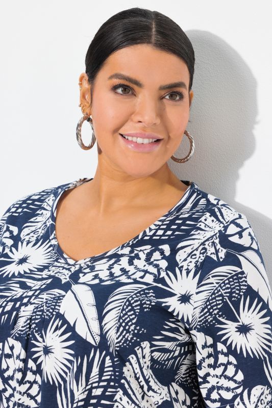 Feather Print Short Sleeve V-Neck Tee