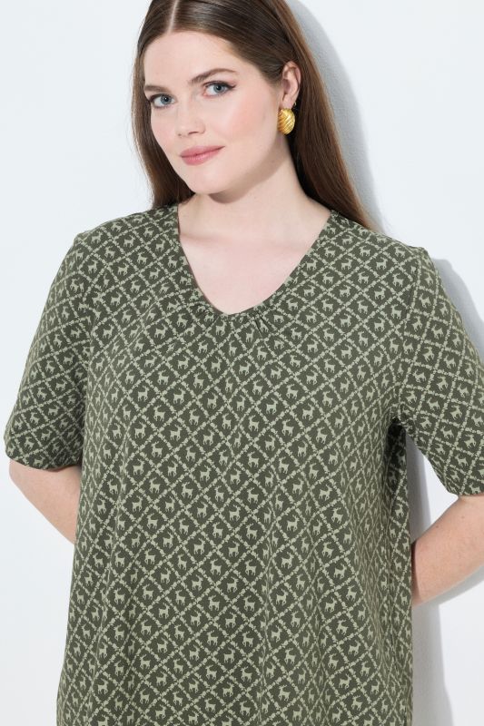 Traditional Print Short Sleeve V-Neck Tee