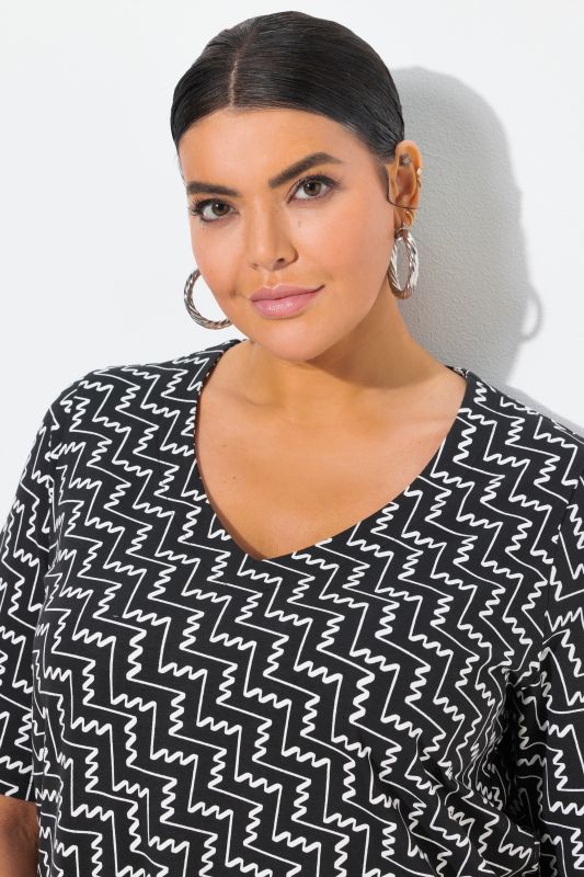Zigzag Print Short Sleeve V-Neck Tee