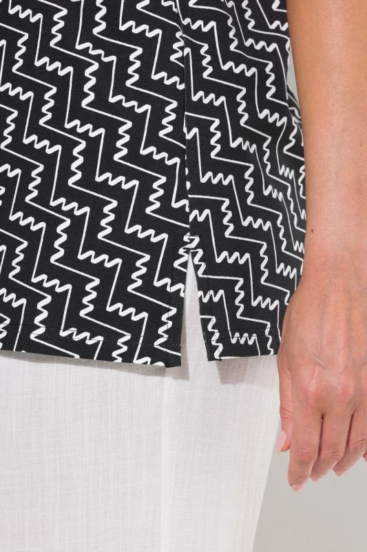 Zigzag Print Short Sleeve V-Neck Tee