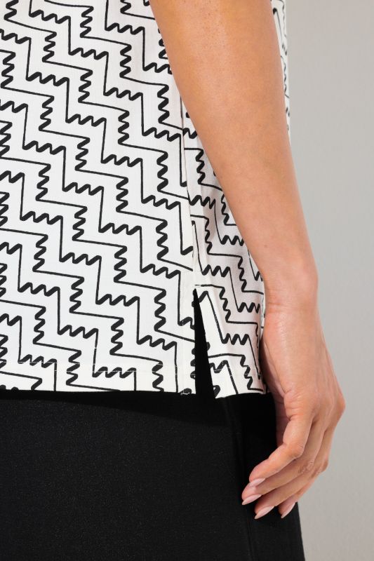 Zigzag Print Short Sleeve V-Neck Tee