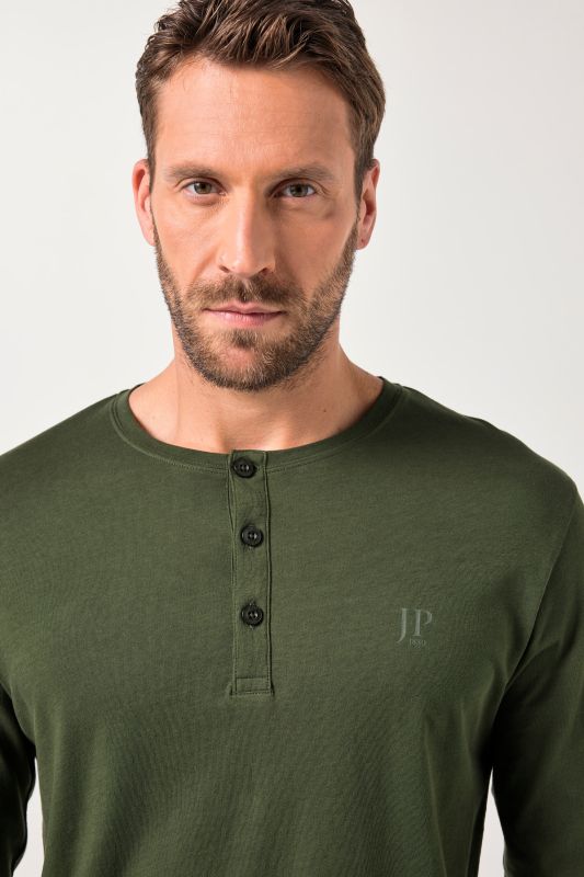 Тениска тип Henley с копчета