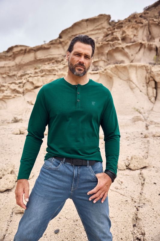 Тениска тип Henley с копчета