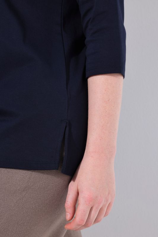 Тениска с декоративни камъчета