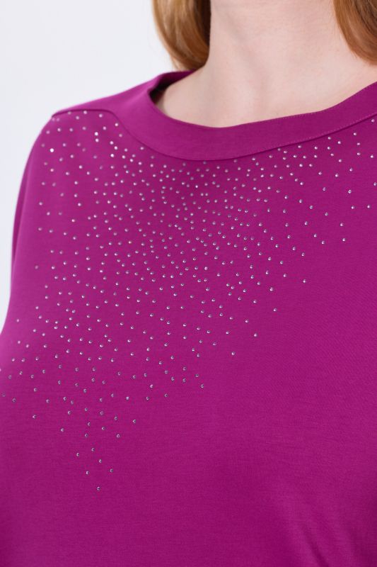 Тениска с декоративни камъчета