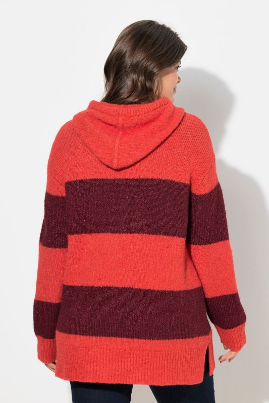 Пуловер с райета и качулка