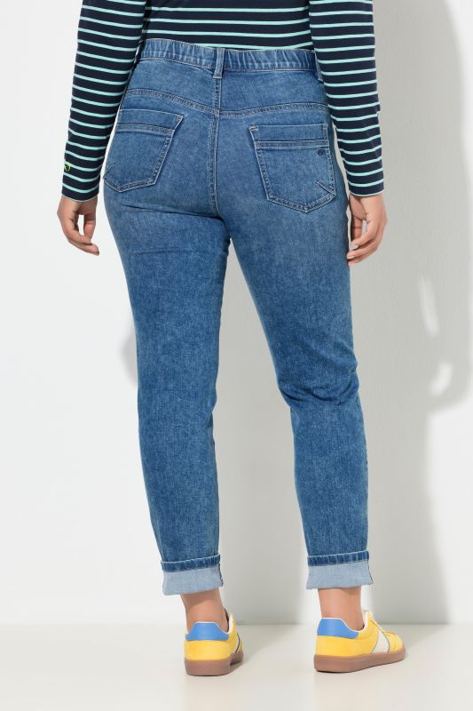 Дънки с тесен силует и винтидж визия