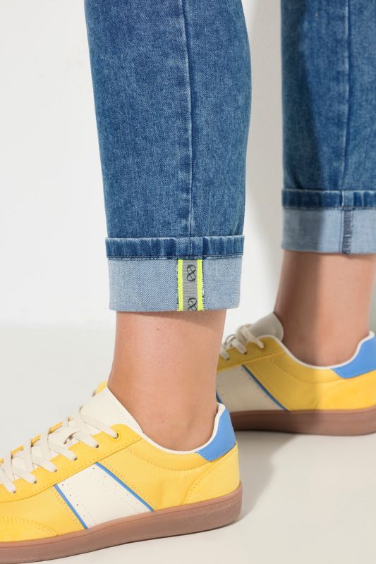 Дънки с тесен силует и винтидж визия