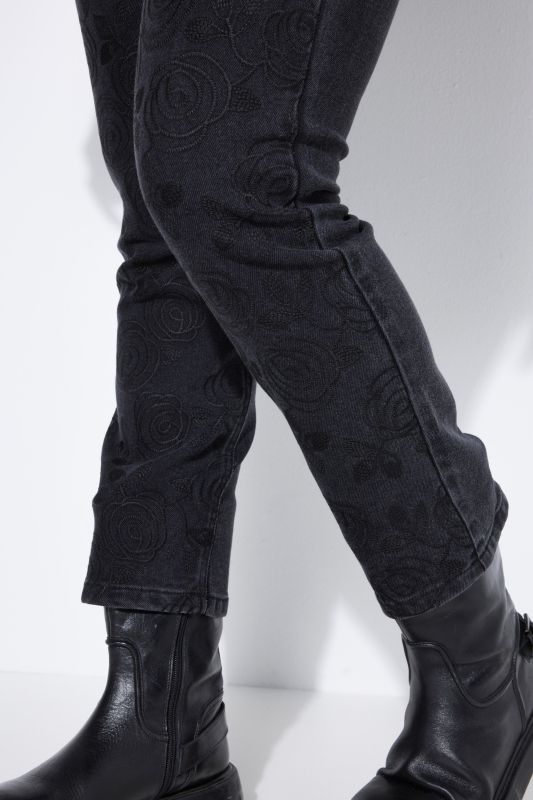 Дънки тип Mom с цветна бродерия