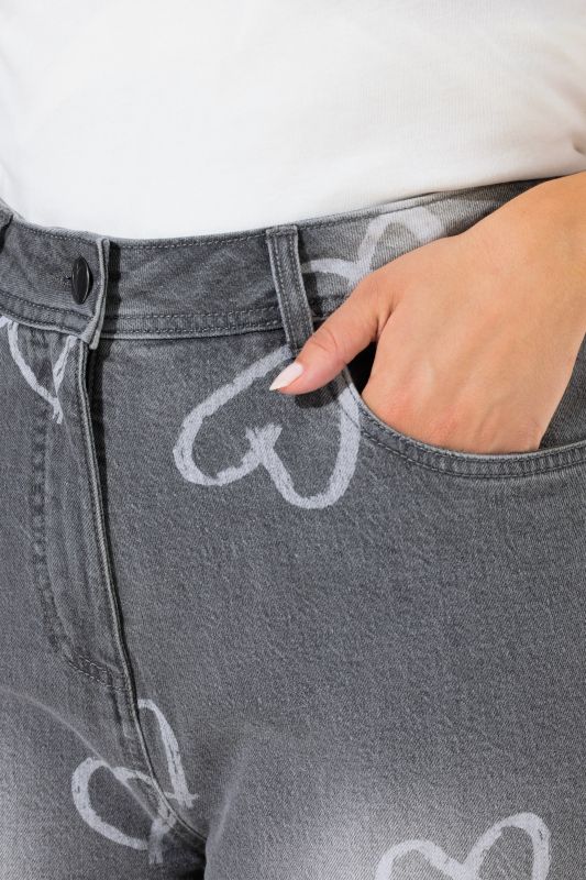 Дънки тип Mom с принт на сърца