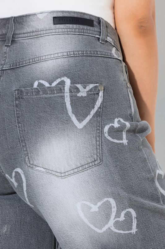 Дънки тип Mom с принт на сърца