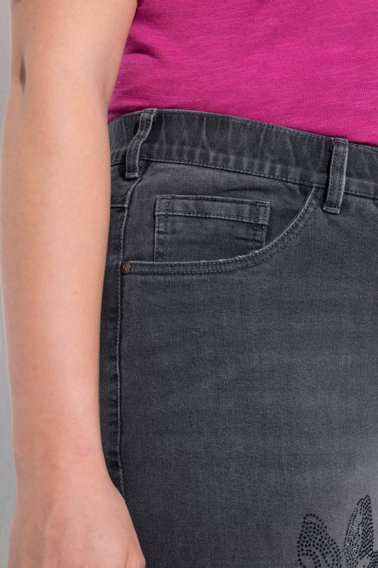 Дънки тип Boyfriend с цветя от камъчета