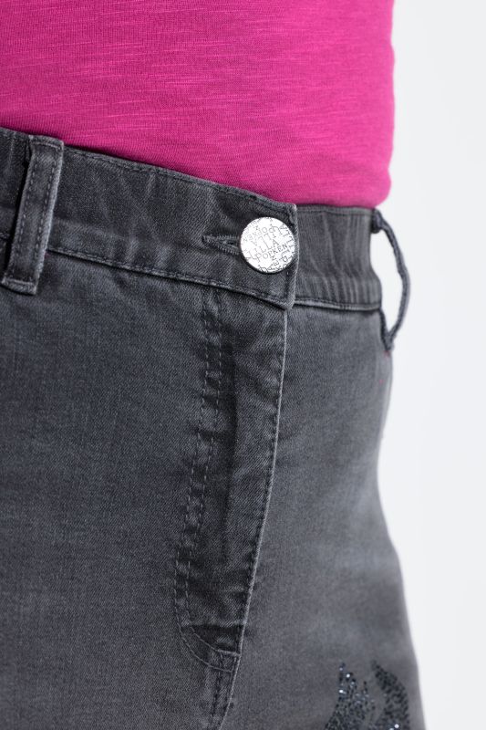 Дънки тип Boyfriend с цветя от камъчета