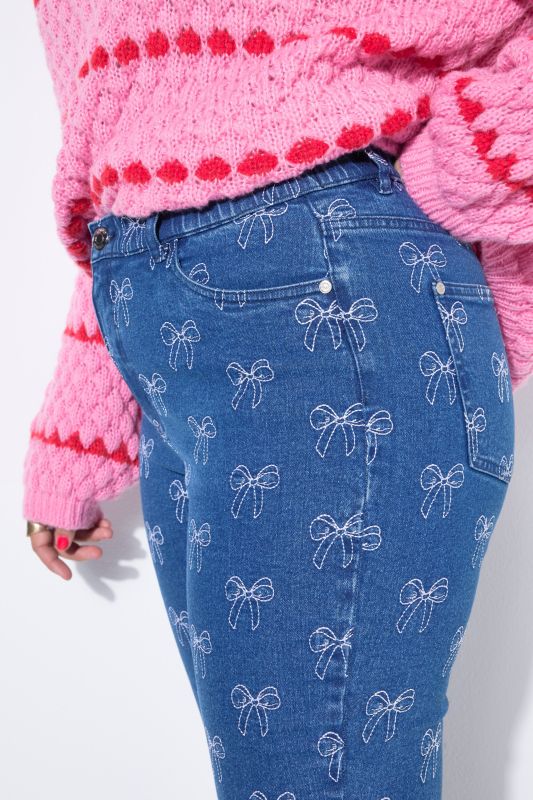 Дънки тип Mom с бродирани панделки