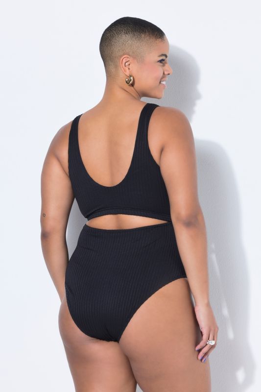 Бански с изрязан акцент