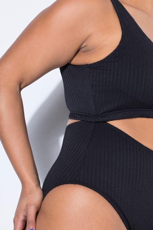 Бански с изрязан акцент