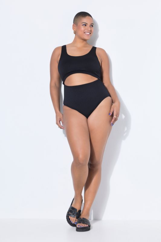 Бански с изрязан акцент