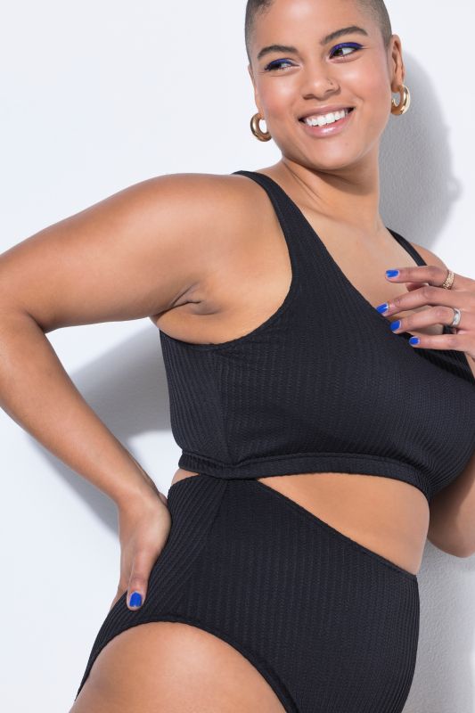 Бански с изрязан акцент