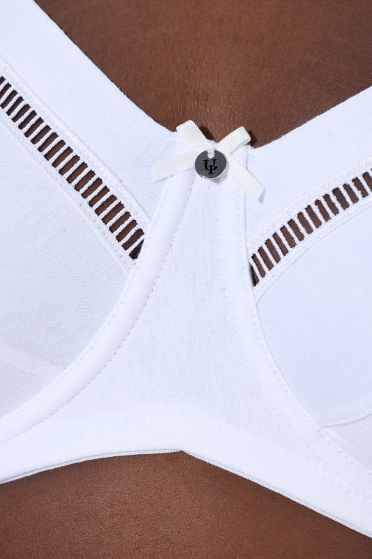 Сутиен с дантелени детайли