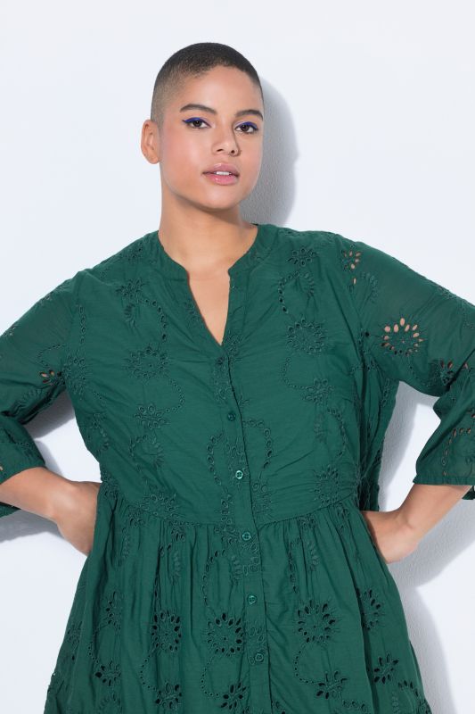 Рокля с бродирани акценти